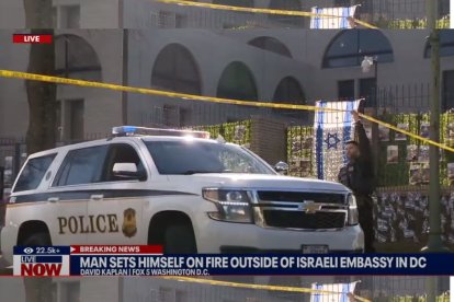 Un miembro de la Fuerza Aérea se prende fuego frente a la Embajada de Israel en Washington D.C.