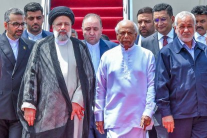 Primer Ministro de Sri Lanka muestra al presidente de Irán, Ebrahim Raisi (3L), caminando junto al primer ministro de Sri Lanka, Dinesh Gunawardena,