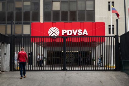 Vista de la entrada de la sede de Petróleos de Venezuela (PDVSA) en Caracas