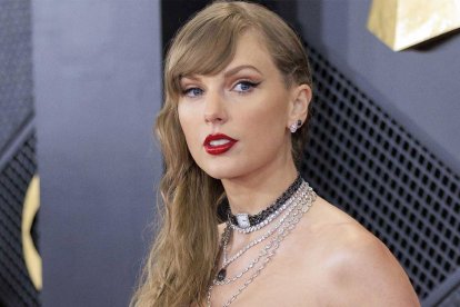 Taylor Swift durante la 66ª edición de los Premios Grammy en el Crypto.com Arena de Los Ángeles.