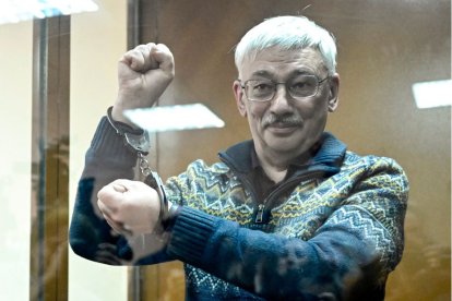 Oleg Orlov, esposado tras ser condenado a dos años y medio de cárcel acusado de "desacreditar" repetidamente al ejército ruso, en Moscú, el 27 de febrero de 2024.