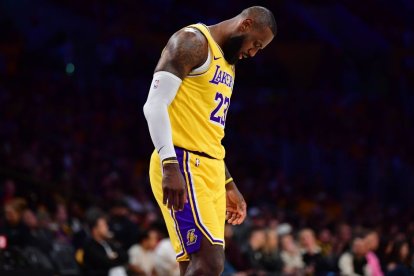 Los Angeles, California, EE.UU.; El alero de Los Angeles Lakers LeBron James (23) reacciona durante la primera mitad del tercer partido de la primera ronda de los playoffs de la NBA 2024 en el Crypto.com Arena.