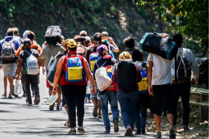 Venezuelan migrants walk along a highway in Cucuta, Colombia, on the border with Venezuela, on February 2, 2021, amid the COVID-19 pandemic. / AFP / Schneyder MENDOZA