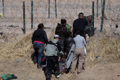 Migrantes cruzan la frontera |