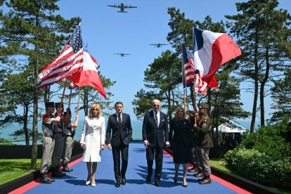 Joe y Jill Biden, junto con Emmanuel Macron y su esposa en la celebración del 80 aniversario del Desembarco en Normandía.