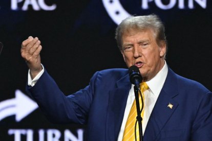 El expresidente de Estados Unidos y candidato presidencial republicano para 2024, Donald Trump, participa en un evento en el ayuntamiento en Dream City Church en Phoenix, Arizona