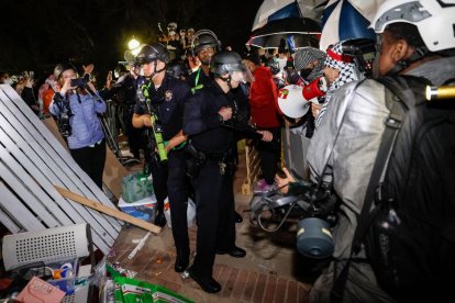 La Policía se abre paso entre los vándalos acampados en la UCLA.