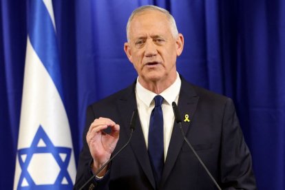 El ministro del gabinete de guerra israelí, Benny Gantz, anuncia su renuncia durante un discurso televisado