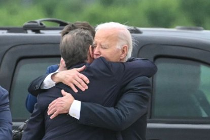 Joe Biden abraza a su hijo Hunter Biden tras ser declarado culpable.