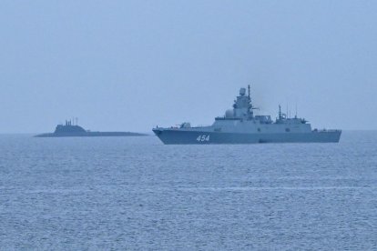El submarino ruso de propulsión nuclear Kazán (L) y la fragata de clase Almirante Gorshkov, parte del destacamento naval ruso que visita Cuba, llegan al puerto de La Habana