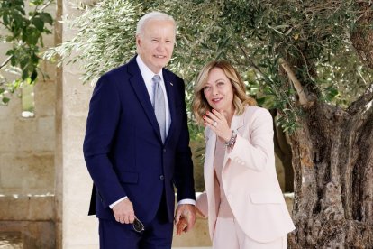 El presidente Joe Biden y la primera ministra italiana Giorgia Meloni en el G7