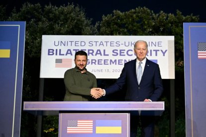 El presidente estadounidense Joe Biden y el presidente ucraniano Volodymyr Zelensky dan una conferencia de prensa en la Masseria San Domenico al margen de la Cumbre del G7