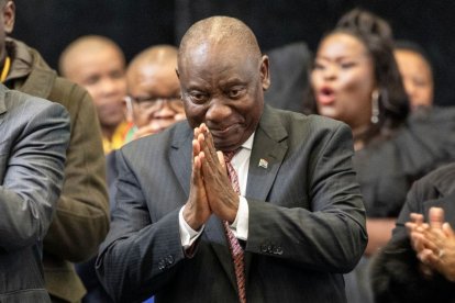 El presidente del Congreso Nacional Africano (ANC), Cyril Ramaphosa (C), hace gestos después de ser anunciado presidente después de que los miembros del parlamento votaran