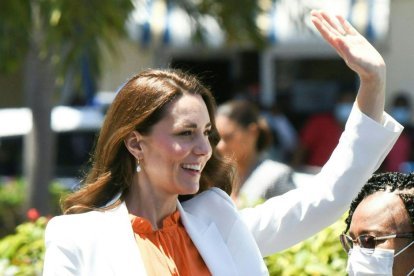 Kate Middleton, duquesa de Cambridge, saluda cuando llega para recorrer el Hospital Spanish Town,  en Kingston, Jamaica
