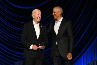 Joe Biden y Barack Obama, durante una gala de recaudación de fondos en el Peacock Theatre de Los Angeles. 15 de junio de 2024.