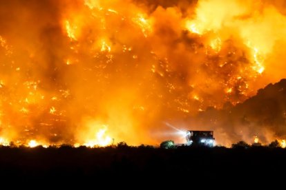 Imagen del incendio que arrasó con más de 15.000 acres de tierra en el sur de California el domingo, 16 de junio.