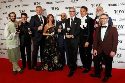 El elenco de 'Stereophonic' durante el photocall tras la entrega de la 77ª edición de los premios Tony. La obra de teatro terminó la velada con cinco de los trece galardones a los que optaba.