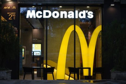 Imagen de archivo de un restaurante de McDonald's en España en la que se ve una de las máquinas de autoservicio.