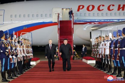 Líder de Corea del Norte, Kim Jong Un (centro derecha), caminando con el presidente de Rusia, Vladimir Putin (centro izquierda)-