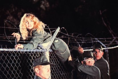 SchÃ¼tze Benjamin, (PRIVATE BENJAMIN) USA 1980, Regie: Howard Zieff, GOLDIE HAWN, Stichwort: Soldat, MilitÃ¤r, Uniform, Stacheldraht, Zaun