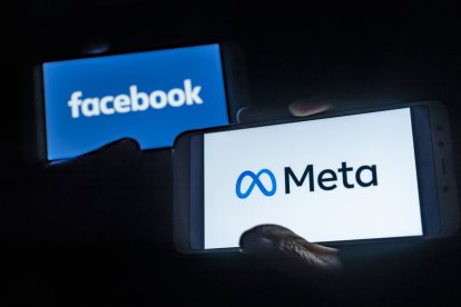 October 28, 2021, Spain: In this photo illustration, Meta and Facebook logos seen displayed on a smartphones..Facebook changes name to Meta in its major rebrand, reportedly by media. (Credit Image: © Paco Freire/SOPA Images via ZUMA Press Wire)