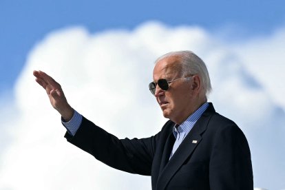 US President Joe Biden waves as he boards Air Force One prior to departure from Dane County Regional Airport in Madison, Wisconsin, July 5, 2024, as he travels to Wisconsin for campaign events. (Photo by SAUL LOEB / AFP)