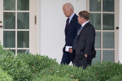 US President Joe Biden speaks with White House Physician Kevin O'Connor as he arrives back at the White House in Washington, DC, on August 28, 2023, following a visit to Eliot-Hine Middle School. (Photo by SAUL LOEB / AFP)