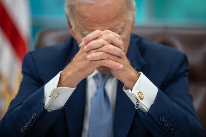 Biden se lamenta en una foto de archivo.
