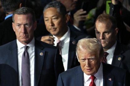 Agentes del Servicio Secreto caminan con Trump