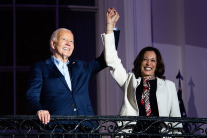 Biden levanta la mano de Kamala en el balcón de la Casa Blanca.