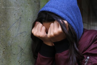 Foto de archivo fechada el 02/02/20 de una adolescente con la cabeza entre las manos mostrando signos de problemas de salud mental.