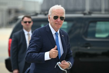 Biden aborda el Air Force One tras pasar seis días oculto