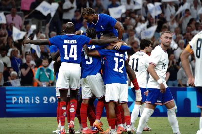La selección francesa festeja el tercer gol a Estados Unidos en el debut de los juegos olímpicos.