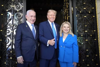 Benjamin Netanyahu  y a su esposa Sara con Donald Trump el 26 de julio de 2024.