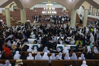 Las familias de los niños asesinados lloran junto a los féretros de los menores.