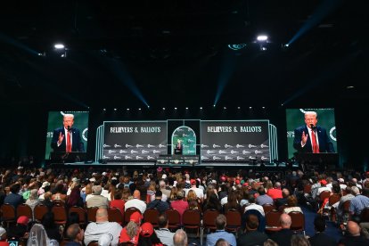 Donald Trump presenta el programa "creyentes y papeletas" durante el "Encuentro de los Creyentes" organizado por Turning Point Action.