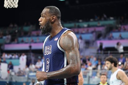 LeBron James festeja en el debut del Dream Team en los Juegos Olímpicos.