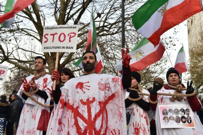 Protesta en Londres, Inglaterra, contra las ejecuciones en Irán.