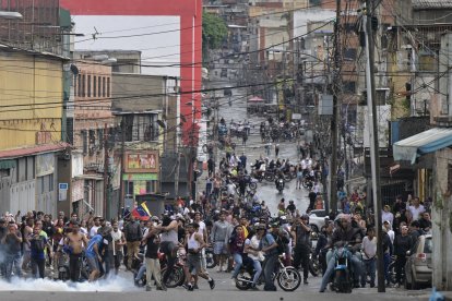 Un manifestante patea una lata de gas lacrimógeno durante una protesta contra la dictadura de Nicolás Maduro