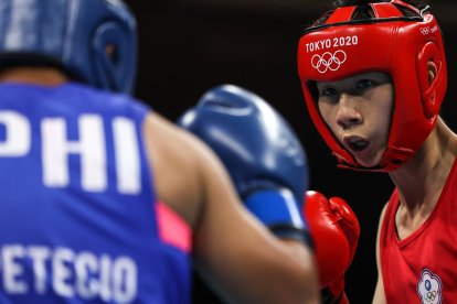 210726 -- TOKYO, July 26, 2021 -- Lin Yu-Ting R of Chinese Taipei competes with Nesthy Petecio of Philippines during the Women s Feather 54-57kg Preliminaries Round of 16 match of boxing at the Tokyo 2020 Olympic Games, Olympische Spiele, Olympia, OS in Tokyo, Japan, July 26, 2021.  TOKYO2020JAPAN-TOKYO-OLY-BOXING-WOMEN S FEATHER-PRELIMINARIES OuxDongqu PUBLICATIONxNOTxINxCHN