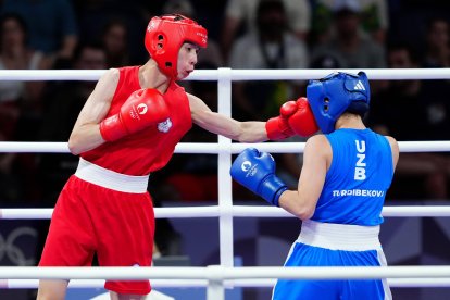 Lin Yu Ting de Taiwán (izquierda) en acción contra Sitora Turdibekova de Uzbekistán (derecha).