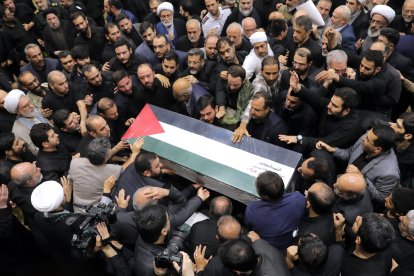 Iraníes portan los ataúdes del jefe político de Hamás, Ismail Haniyeh, durante su ceremonia fúnebre en Teherán.