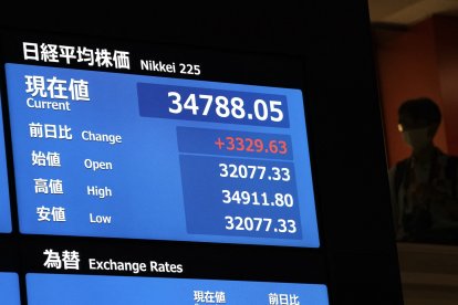 El índice de referencia de la bolsa nipona, el Nikkei 225, estaba experimentando una subida del 10,33 %, hasta los 34.707,78 puntos