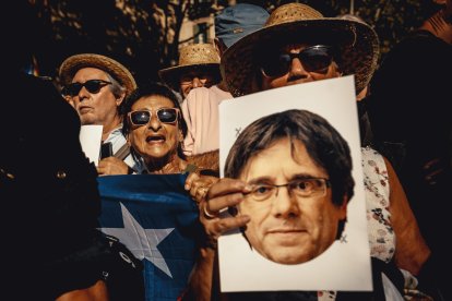 Manifestantes protestan con una careta de Puigdemont ante la investidura del socialista Salvador Illa como presidente de Cataluña.