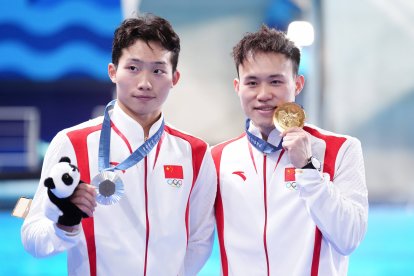 Los nadadores chinos Xie Siyi y Wang Zongyuan, oro y plata en París 2024