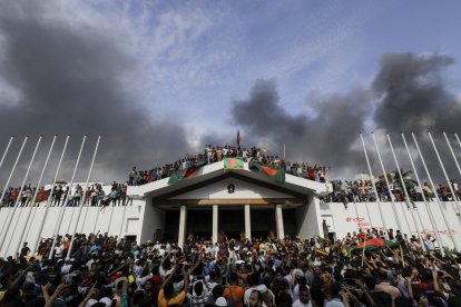 Manifestantes desalojan a Sheikh Hasina tras tomarse la capital, Dhaka