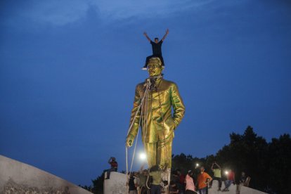 Manifestantes se suben a la estatua de Sheikh Mujibur Rahman