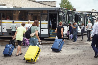 Esta fotografía tomada y difundida por el Gobierno de la región rusa de Kursk el 9 de agosto de 2024 muestra a mujeres y niños siendo evacuados de la ciudad de Rylsk, en la región de Kursk.