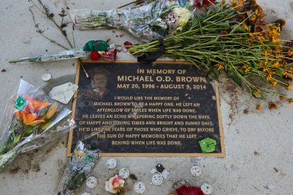 Placa conmemorativa de la muerte de Michael Brown, el joven negro muerto por disparos de un policía blanco en 2014.