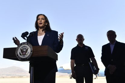 Kamala Harris da una rueda de prensa en la frontera, acompañada del secretario de Seguridad Nacional Alejandro Mayorkas y el senador demócrata Dick Durbin.